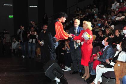 Legrand recibió un ramo de flores de manos del protagonista de la obra, el actor español Ángel Ruiz; estuvo acompañada por el diseñador Gino Bogani