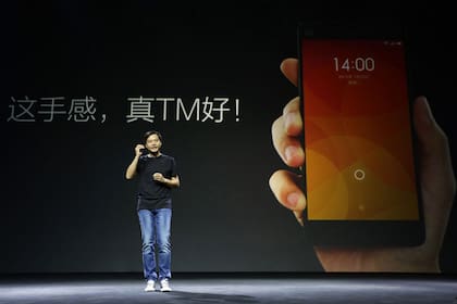 Lei Jun, fundador y CEO de Xiaomi, durante la presentación del teléfono Mi 4 y la pulsera MiBand