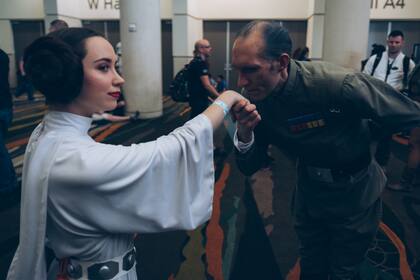 Leia y Tarkin, en los pasillos de la convención