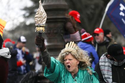 Leigh Ann Luck vestida como la Estatua de la Libertad grita mientras partidarios del presidente de los Estados Unidos, Donald Trump, se reúnen cerca del edificio del Capitolio de los Estados Unidos en Washington, Estados Unidos, el 6 de enero de 2021.