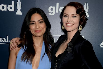 Leigh junto a su compañera en Supergirl, Floriana Lima