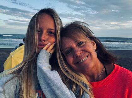 Leila junto a su mamá, Mónica.