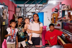 A los 8 años aprendió solo a tocar el piano y sueña con ser concertista para comprarle una casa a su familia