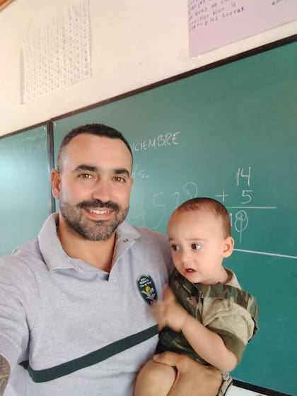 Leissa junto a su hijo Nilo, en la escuela secundaria N°2 de Villa Paranacito, Entre Ríos