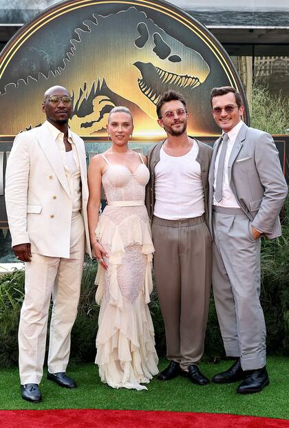 Lejos de allí, en el Lincoln Center de Nueva York, Mahershala Ali, Scarlett Johansson, Jonathan Bailey y Rupert Friend asistieron al estreno de Jurassic World: El renacer