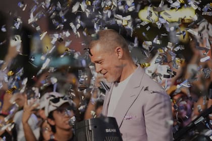 Lejos de allí, en la Ciudad de México, Brad Pitt fue ovacionado mientras promocionaba su nueva película, F1, en la que interpreta a un piloto de Fórmula Uno que abandona su retiro para convertirse en mentor y formar equipo con un piloto más joven