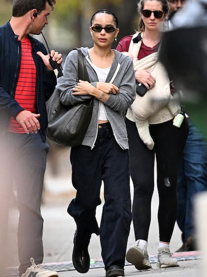 Lejos de allí, en Nueva York, Zoe Kravitz fue sorprendida por los fotógrafos mientras daba un paseo junto a un par de amigos. Hasta ahora, ninguno de los dos se refirió de manera directa a la decisión de ponerle un punto final a su relación