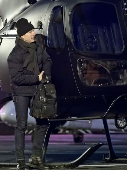 Lejos de allí, Tom Cruise mostró su emblemática sonrisa y saludó a todo el personal a su llegada al Helipuerto Battersea de Londres