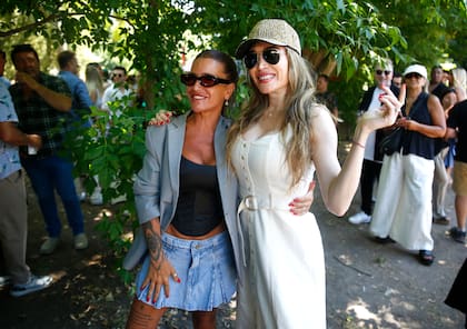 Lejos de la competencia, Flor Peña y Fátima Florez, además de posar para los fotógrafos, comentaron la marcha de la temporada teatral; Peña encabeza, junto a Juan Ingaramo, el musical Pretty Woman en la sala Mar del Plata