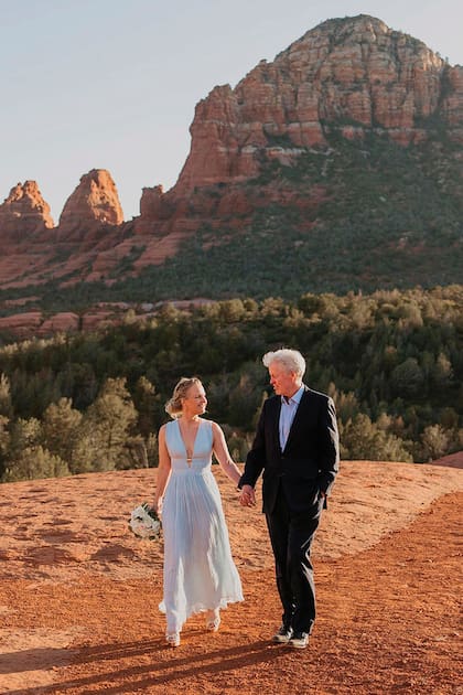 Lejos de la opulencia de
los palacios y las estrictas tradiciones,
la boda se celebró en el silencio del
desierto