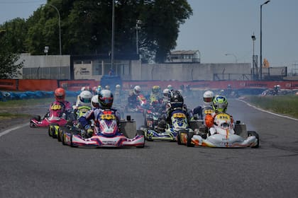 Lejos de los “kartings a rulemanes” caseros de antaño, hoy la actividad exige estándares de seguridad y calidad estrictos; técnicamente, un kart es un vehículo de competición liviano con chasis tubular rígido (bastidor), motor monocilíndrico y tracción trasera