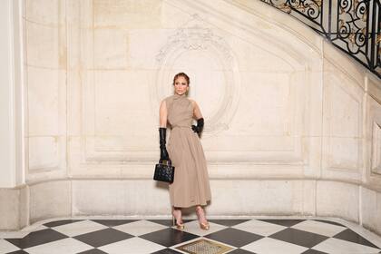 Lejos de los rumores de separación, Jennifer Lopez viajó hasta París para   asistir al desfile de la maison Dior