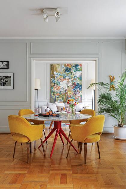 Lejos de pasar desapercibidas, las patas rojas de la mesa destacan su diseño.