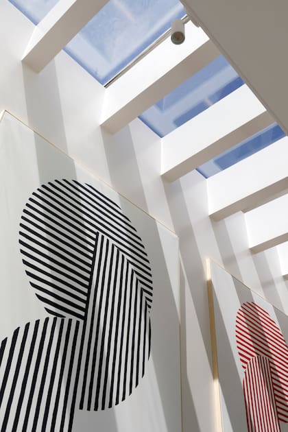 Lejos de quedar en un segundo plano, la circulación recibe el mimo de la luz natural a través de una gran claraboya