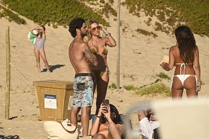 Lejos de resultar un saludo pasajero, Cochito se quedó junto a su ex por un largo tiempo: charlaron durante dos horas, tomaron mate, comieron medialunas y se dijeron adiós con un apretado abrazo. ¿Habrá segunda vuelta?