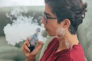 Ni cigarrillos ni vapeadores: crece el consumo de una nueva modalidad de tabaco sin humo y advierten sobre sus riesgos