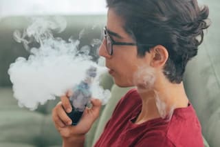Ni cigarrillos ni vapeadores: advierten sobre los riesgos de una nueva modalidad de tabaco sin humo