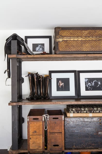 Lejos de un estacionamiento tradicional, aquí hay muebles organizadores diseñados a medida en madera y hierro, baúles antiguos, gimnasio y una sección especial para las herramientas de Álvarez Castillo