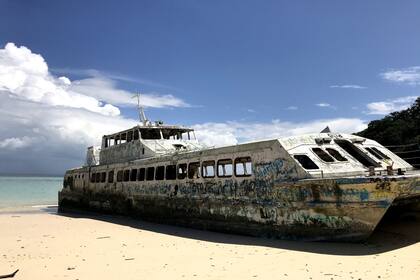 Lejos del glamour y de la fama de otros tiempos, actualmente la Isla Contadora es un destino sin mucha infraestructura turística, con escasas conexiones marítimas y cerrado comercialmente el aeropuerto local.