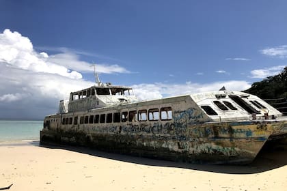Lejos del glamour y de la fama de otros tiempos, actualmente la Isla Contadora es un destino sin mucha infraestructura turística, con escasas conexiones marítimas y cerrado comercialmente el aeropuerto local.