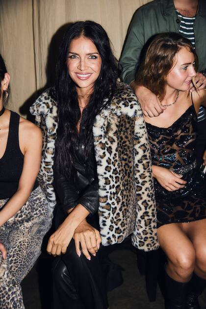 Lejos del resto de las celebridades. Zaira Nara se dejó ver muy sexy con un sacón de animal print y unos pantalones de cuero negro. La modelo dejó atrás su pelea con Paula Chaves y disfruta de su amor con Facundo Pieres, quien esta vez no fue de la partida