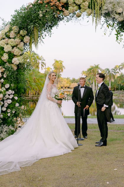 “Lele, nunca pensé amar tanto a una persona como a ti. Eres mi esposa y la mujer con la que estaré por el resto de mi vida”, dijo el novio durante la lectura de los votos matrimoniales.