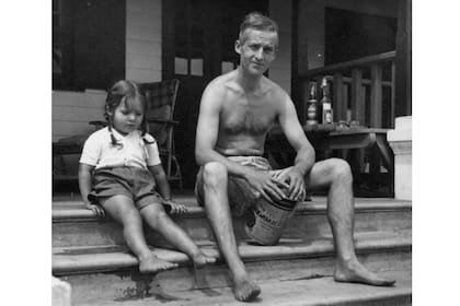 Leloir junto a su hija Amelia en los Bungalows del Tuyú