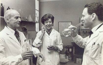 Leloir junto a sus colegas celebrando al obtener el Nobel.