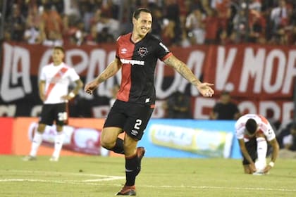 Lema celebra su gol, el del 1-0 parcial. Newell´s perdió un partido que le costará caro.