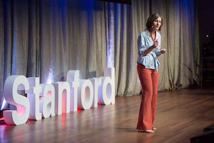 Lembke durante una charla Ted en la Universidad de Stanford. "Cuanto más exponemos a nuestro cerebro a una determinada droga, más tenemos que seguir consumiendo para sentirnos bien", afirma