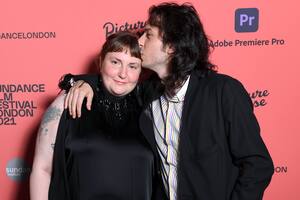 Lena Dunham se casó en secreto con el músico británico-peruano Attawalpa