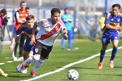 Lencina, una de las figuras del Boca-River, encara con pelota dominada y ojos abiertos (Twitter @RiverPlate)
