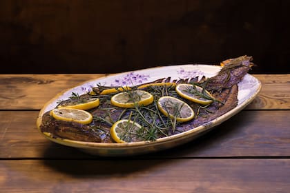Lenguado a la parrilla con limón y hierbas