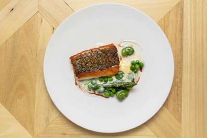 Lenguado, habas, arvejas y parmesano.