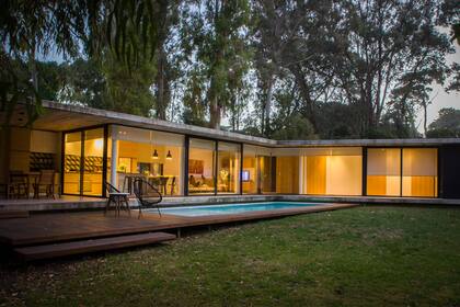 Lenguaje contemporáneo de líneas simples que conjugan materiales nobles como el hormigón visto, la madera y el vidrio. Los recursos se repiten para darle uniformidad al planteo visual.