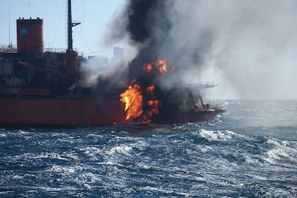 Lenguas de fuego en la popa del rompehielos Irízar