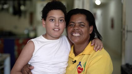 Lenice França aprendió a manejar una sonda gástrica para ayudar a su amiga