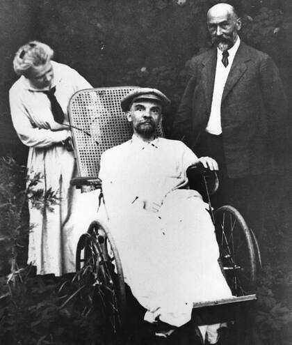 Lenin -aquí con su doctor y su hermana preferida- pasó sus últimos años agobiado por problemas de salud