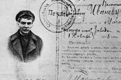 Lenin disfrazado en la foto de un pasaporte falsificado que le permitió escapar meses después del viaje en el tren sellado de vuelta al exilio en Finlandia.