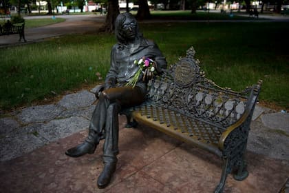 Lennon, en un parque de La Habana
