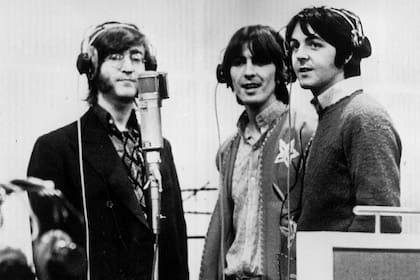 Lennon, Harrison y McCartney grabando para el film "Yellow Submarine" en 1968