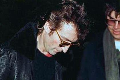 Esta foto, tomada un día antes del asesinato de John Lennon, lo muestra a los 40 años