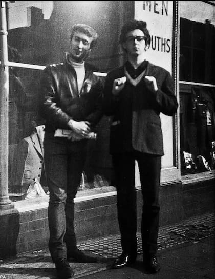 Lennon y McCartney aprovecharon el descanso de la Semana Santa de 1960 para presentarse como dúo con el nombre The Nerk Twins, en Berkshire, Inglaterra