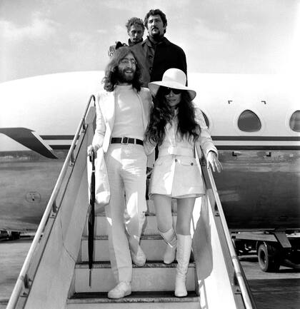 Lennon y Ono llegan a Gibraltar para casarse. John adoptó el nombre de Yoko, transformándose en John Ono Lennon, un gesto radical en 1969