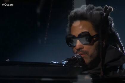Lenny Kravitz, al piano durante el segmento In Memoriam de los Oscar 2023