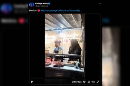 Lenny Kravitz compartió en redes sociales su faceta de vendedor de comida (Captura X)