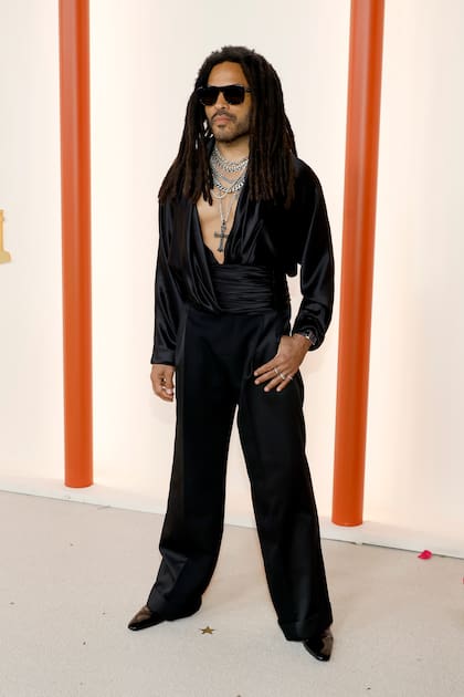 Lenny Kravitz eligió un particular look en color negro. El cantante mantuvo su estilo sin perder la elegancia