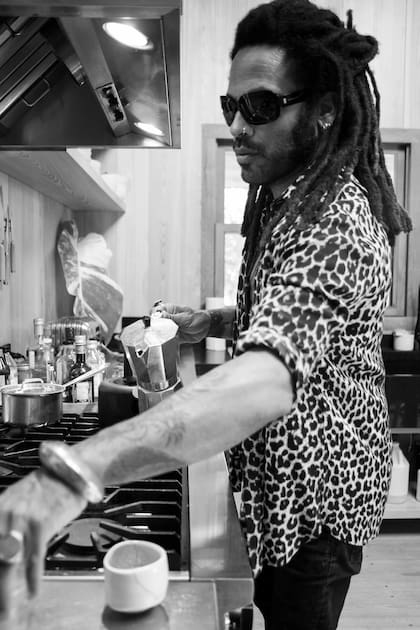 Lenny Kravitz impactó con dos fotos suyas mientras prepara el desayuno