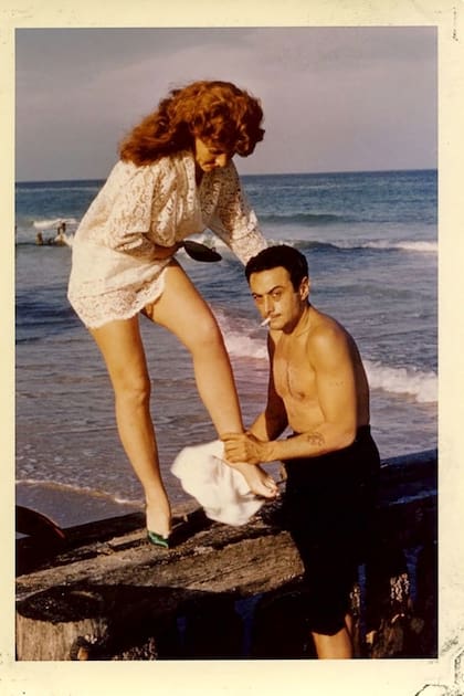 Lenny se enamoró a primera vista de Harriet, la pelirroja que tenía 24 años y que en los clubs era conocida como ‘Hot Honey Harlowe’, una stripper de cuerpo exuberante y mirada inocente