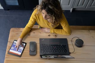 Lenovo lanza un mouse con carga inalámbrica y una batería portátil para laptops